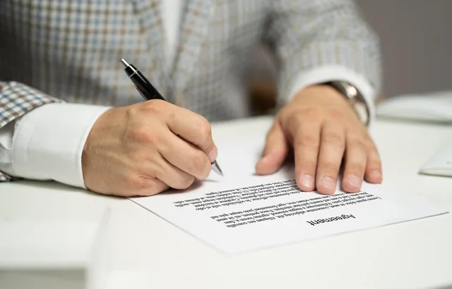 contract, agreement, signing a contract, document, signature, business deal, contract, contract, contract, contract, contract, agreement, signature, signature, signature, signature. Avtal och juridik för småföretag: en guide