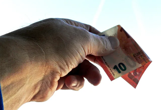 give, take euro, 10 euro, euro note, money, seem, euro, offer, give, give, give, 10 euro, 10 euro, 10 euro, 10 euro, 10 euro, money, euro, euro, euro, offer. Vad måste ett avtal innehålla för att vara bindande?
